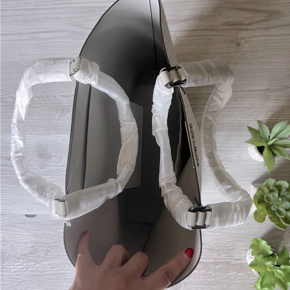 MICHAEL KORS kelli large two-tone logo tote bag NWT - Picture 16 of 16